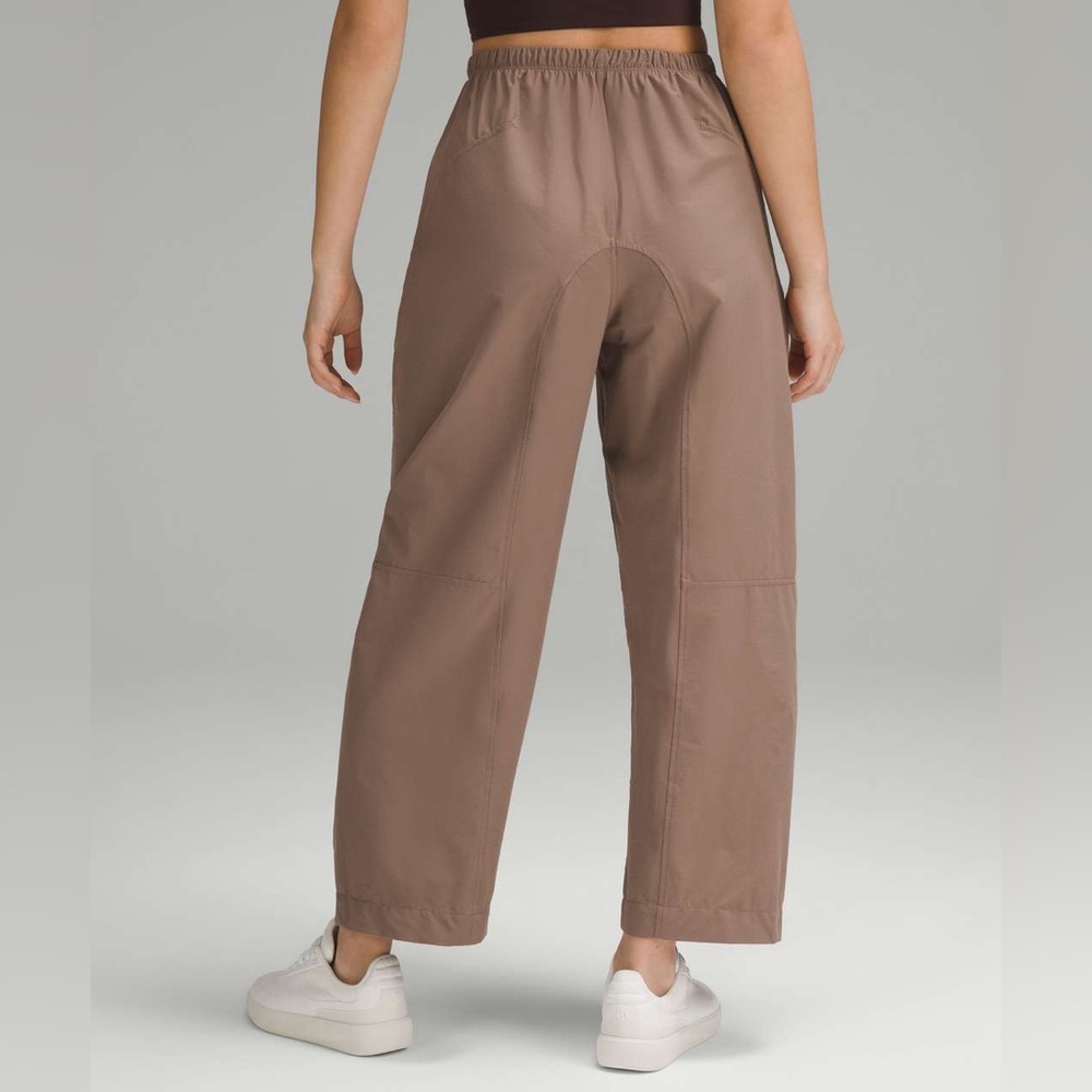 Lululemon Lightweight Mid-Rise Barrel-Leg Cropped Pant
Taupetastic
